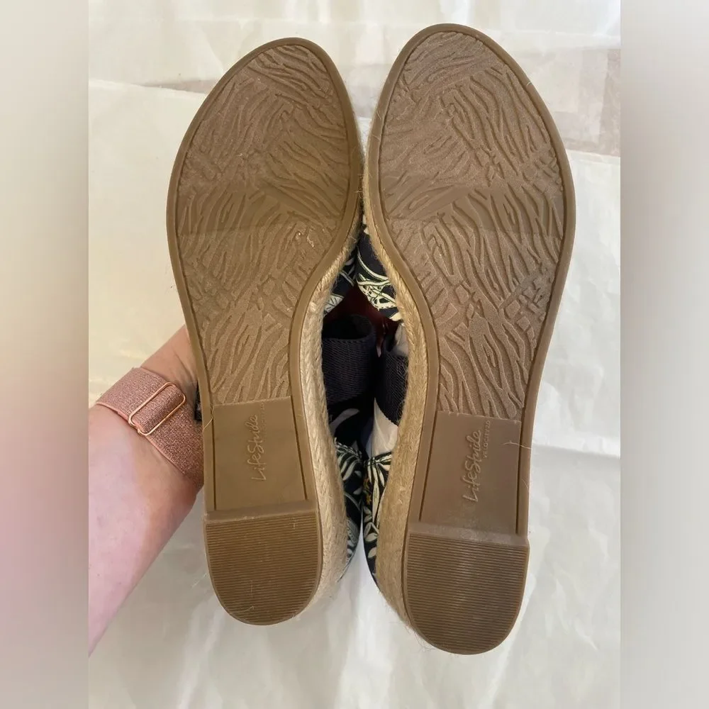 NWOB Life Stride Women's Navy Bold Floral Espadrille Shoes in size 9.5